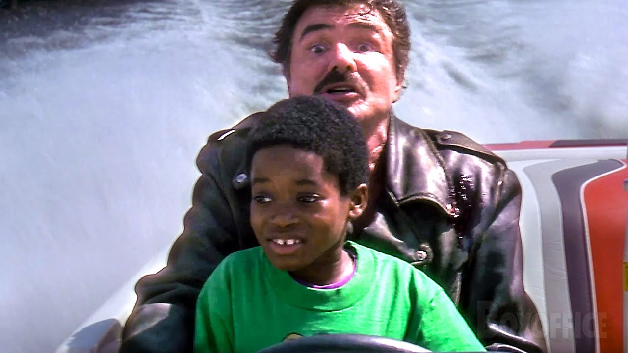 Burt Reynolds drives a speedboat through the mobsters | Cop And A Half | CLIP