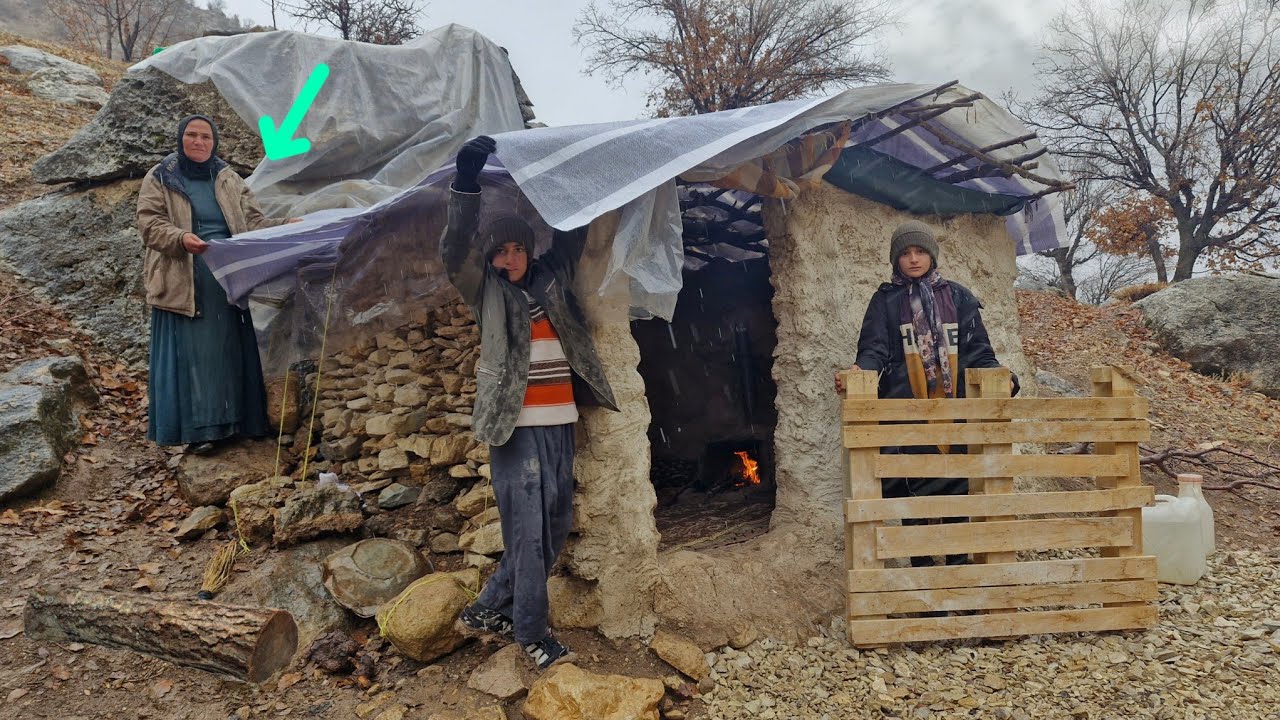 Building a hut roof in a rainstorm 🌧️ | Helping the homeless in the mountains🗻🔥