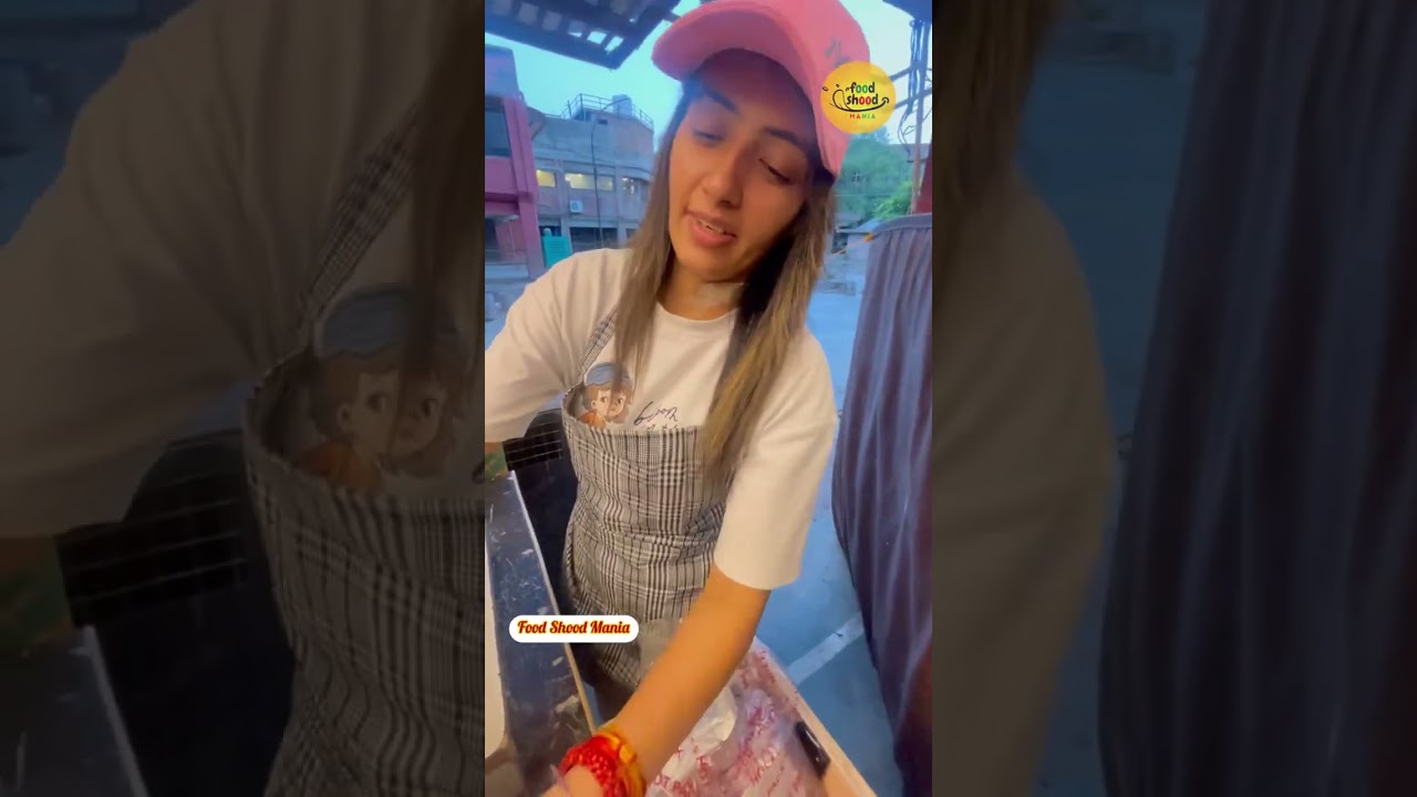 Delhi ki Viral Vada Pav Girl ने शुरू की Laphing जिसके लोग दीवाने हुए खाते ही | Chandrik Gera Dixit