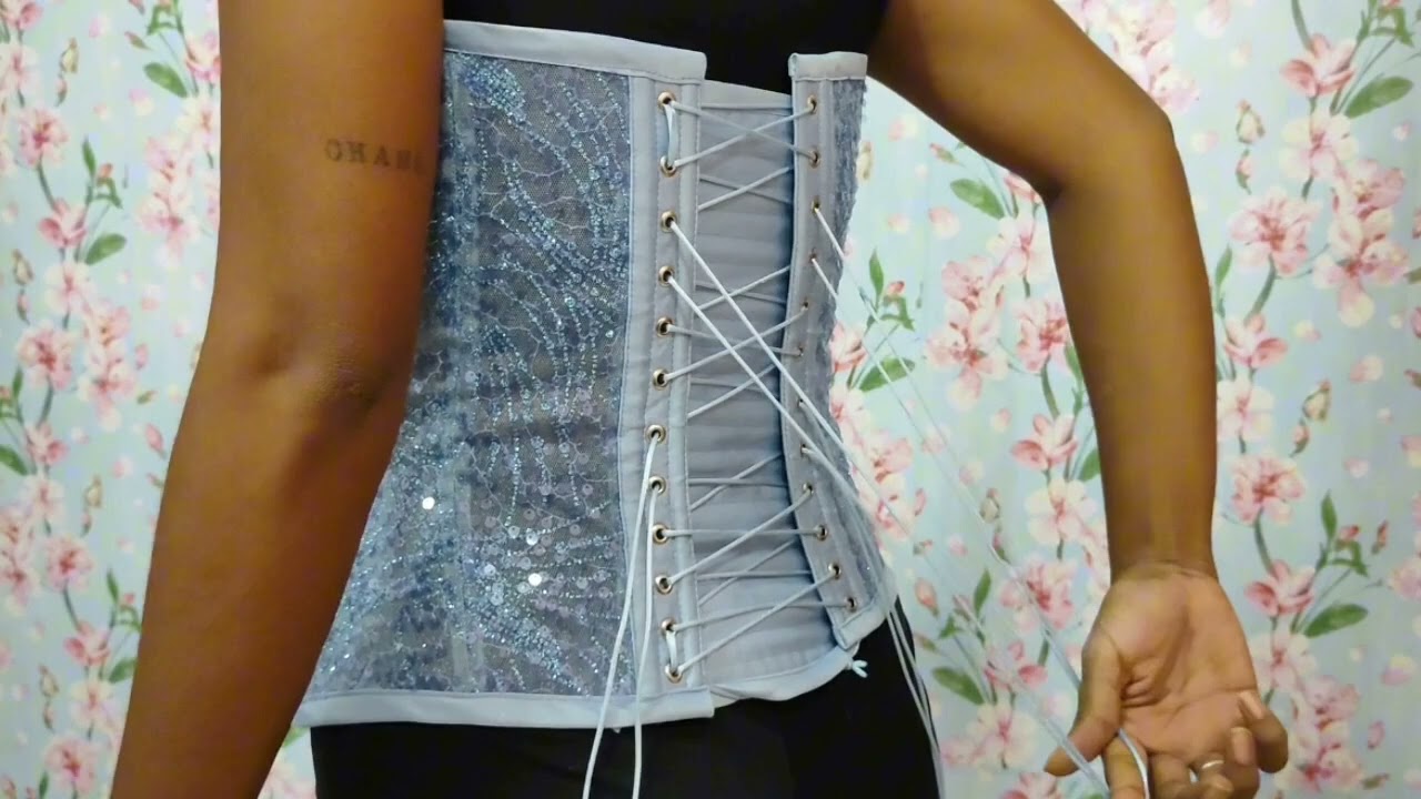 Aprenda a colocar um corset sozinha