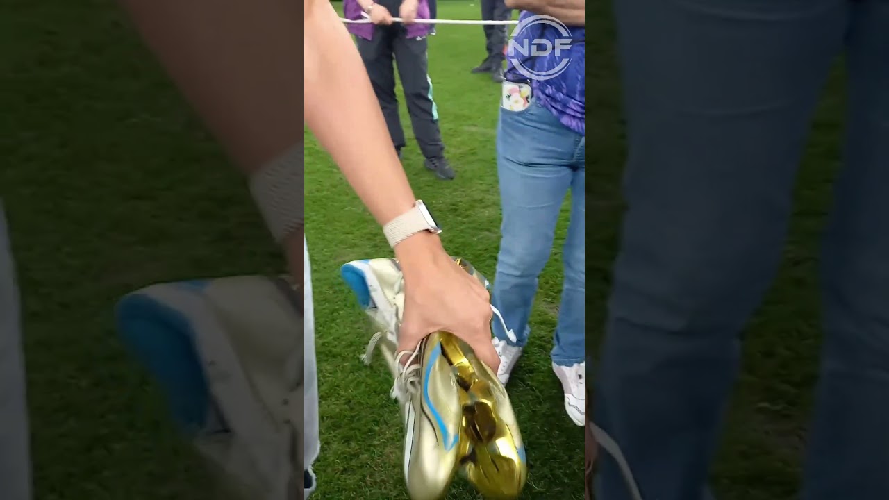 Antonela Roccuzzo se qued&oacute; con los botines de Leo Messi