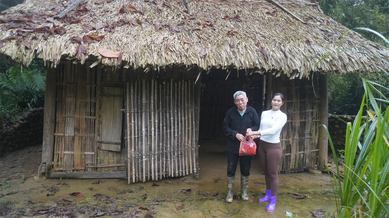 The talented girl helps an 80-year-old man living alone repair his old wooden house