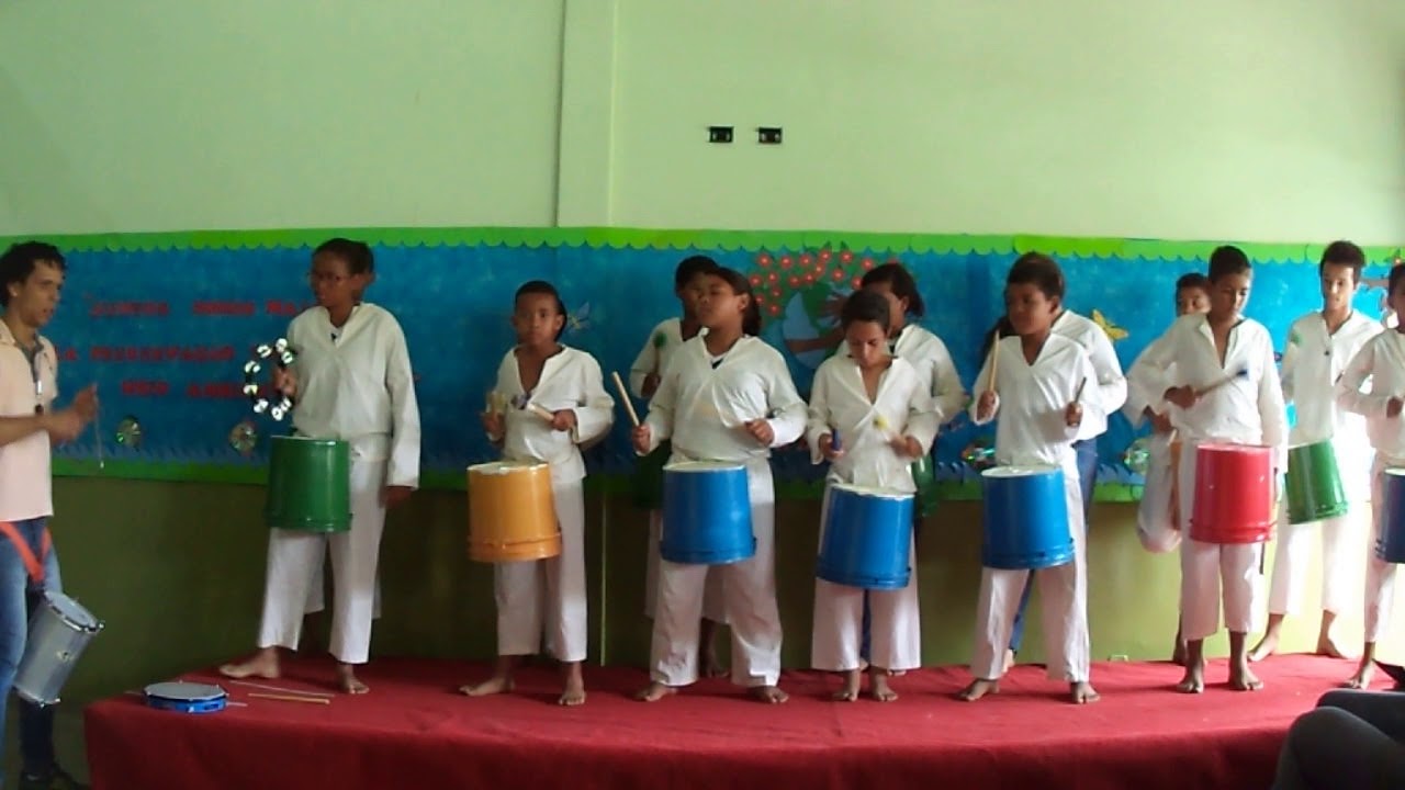 Percussão com baldes como tambores, pela Escola M. Edivanda Teixeira- jornal Eco Teens