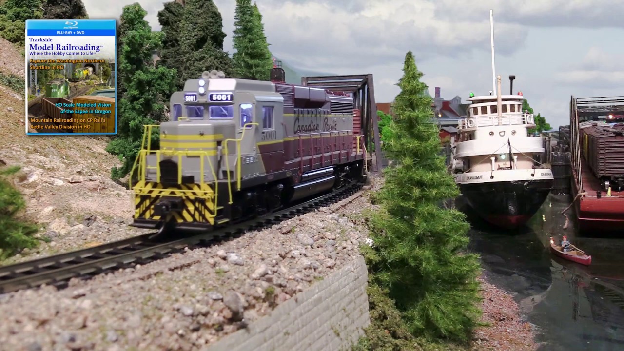 Компания CP Rail осуществляет грузоперевозки по железнодорожной линии Central Okanagan Railway Co...