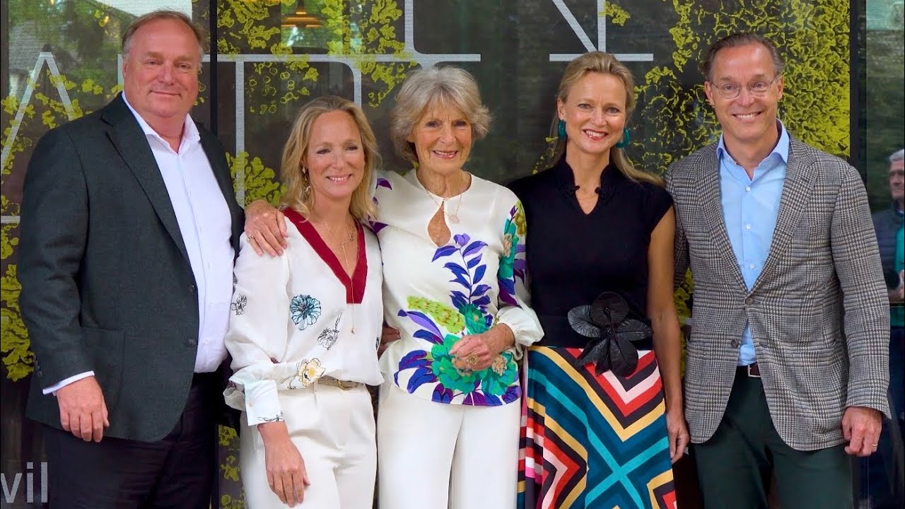 Koninklijke familie bezoekt tentoonstelling van prinses Irene