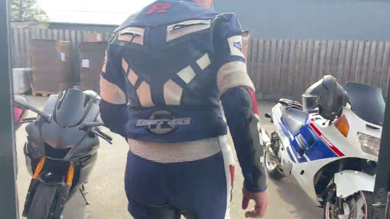 Wat een mooie match! 💥 Alsof dit leren pak van 300 letterlijk gemaakt is voor deze motor. Bizar!👌