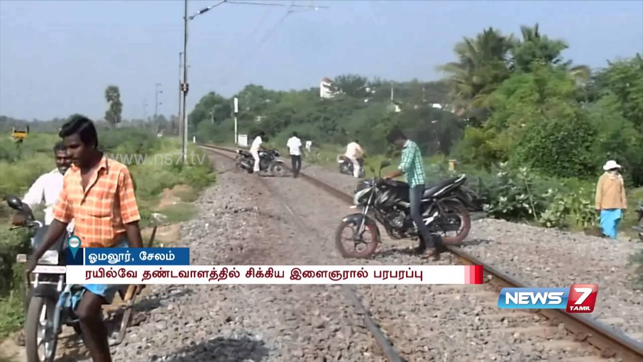 Motorbike gets stuck on railway tracks at Omalur | News7 Tamil