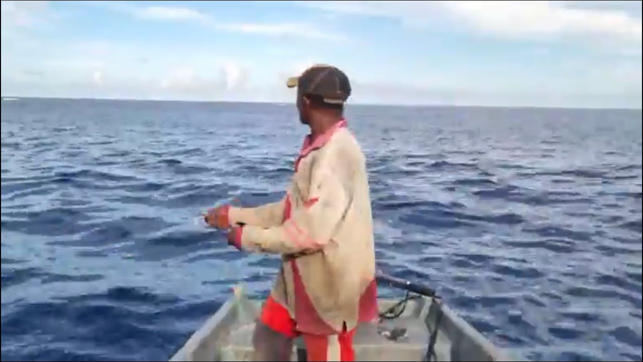 Tourki Mmadi, journaliste à FCBK FM Comores, en reportage en mer pour découvrir le quotidien des pêc