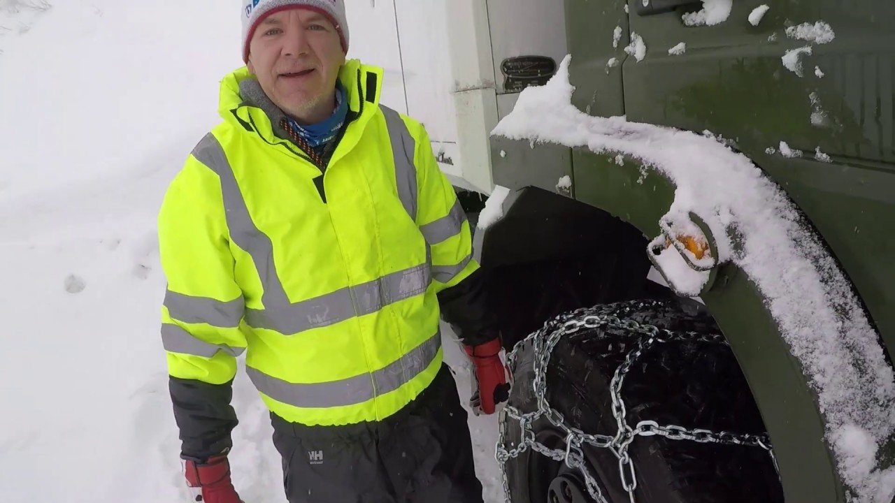 Schneekettenmontage am Atego 1018 4x4 