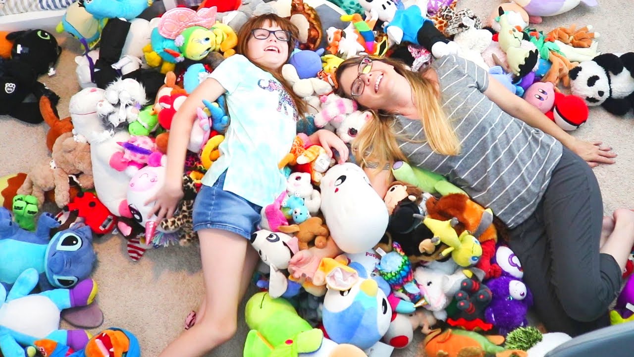 HOW MANY STUFFED ANIMALS DOES ONE GIRL NEED? // CLEANING MOM