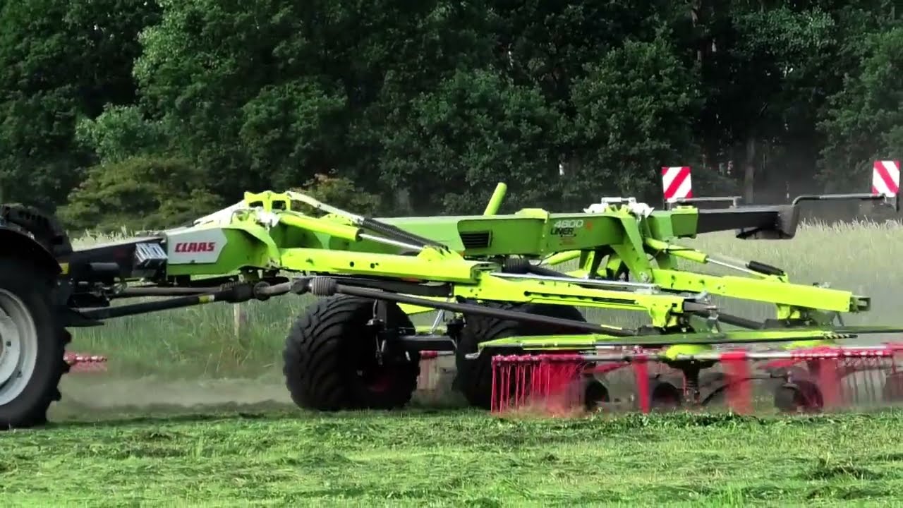 Grassilage 2023 der 2. Schnitt das schwaden mit Valtra T 154 u. Claas Liner 4800 Business