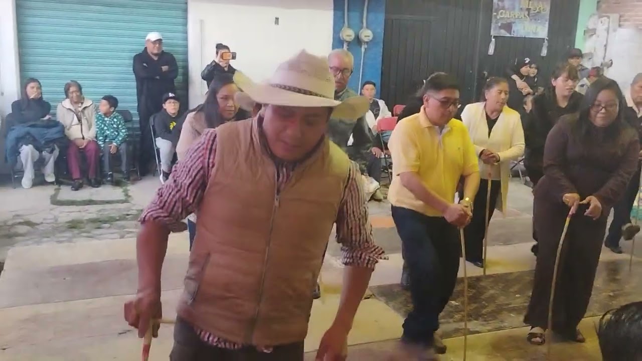 Sacudiendo el huarache danza de los viejitos de santa cruz Atizapán ensayo 