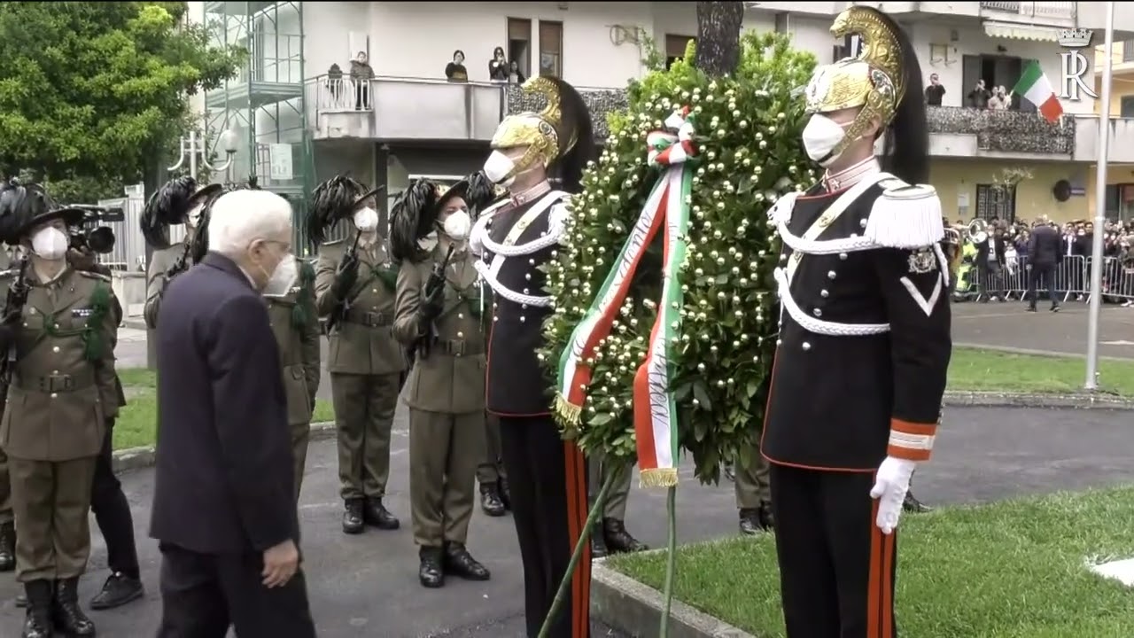 Il Presidente Mattarella depona una corona d'alloro al cippo commemorativo di piazza Soriano Acerra