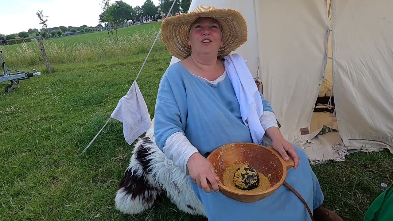 Marijke's middeleeuwse mosterd makerij  Marijke laat zien hoe je mosterd maakt. 3 juli 2022