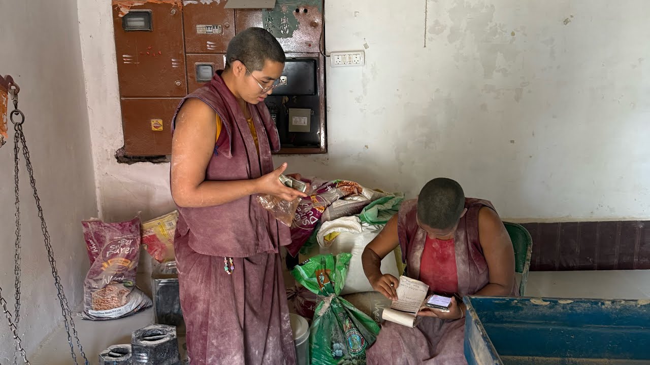མོན་གྷོ་ཊིའི་ཨ་ནེ་ཚོ་དཀའ་ལས་རྒྱབ་བཞིན་པའི་བརྙན་ཐུང།།།