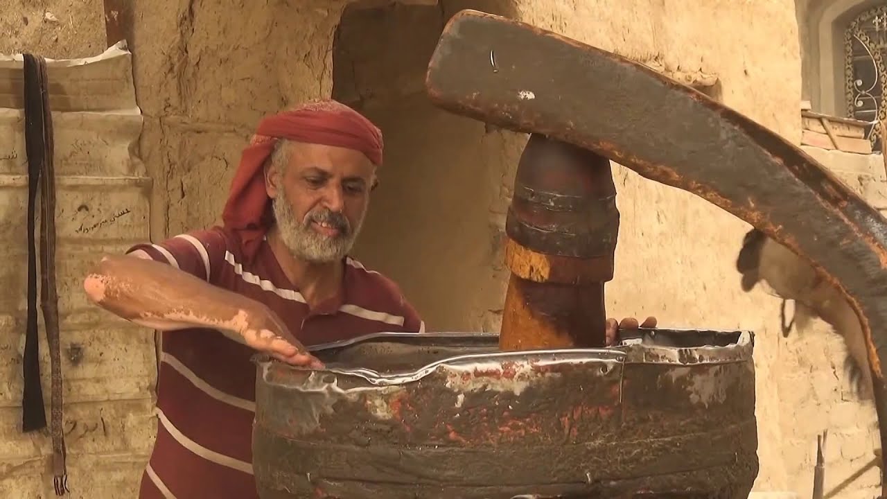 صناعة زيت السمسم الشبواني بالطرق التقليدية