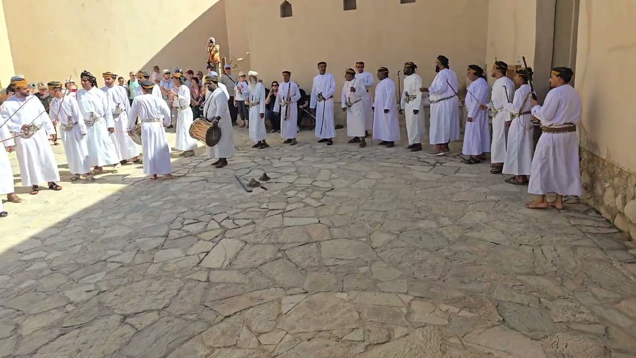 Оманский танец-песнопение Аль-Разфа в форте Низвы