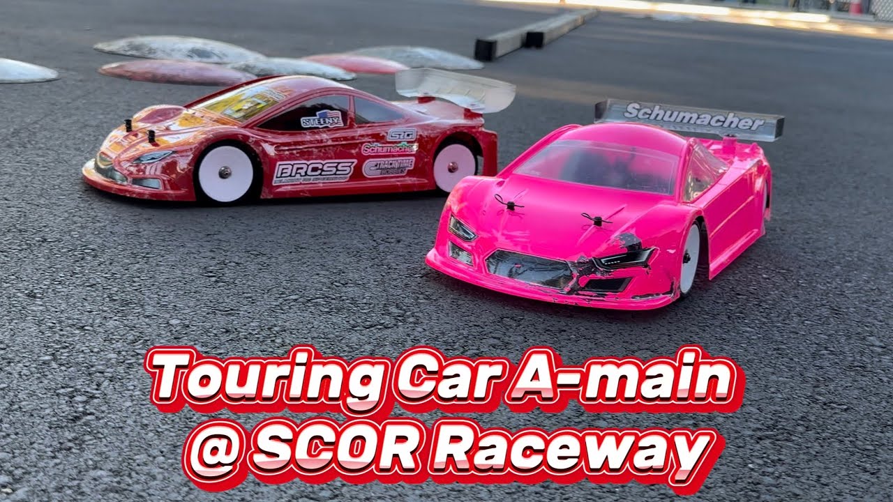 Гонка класса A-main RC в классе Touring Car (17.5) на трассе SCOR Raceway в Анахайме, Калифорния....