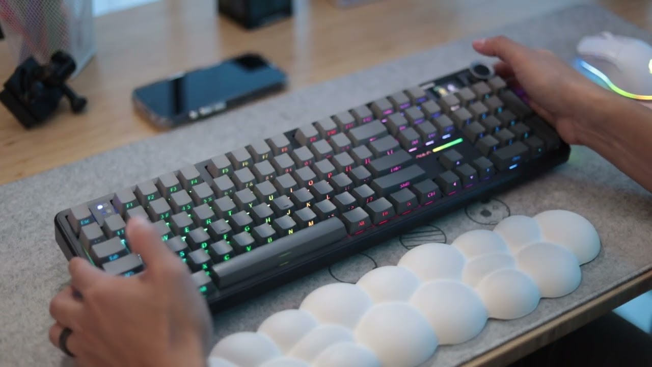 AULA F108 Pro Unboxing &mdash; Full-Size Wireless Keyboard With A Screen!