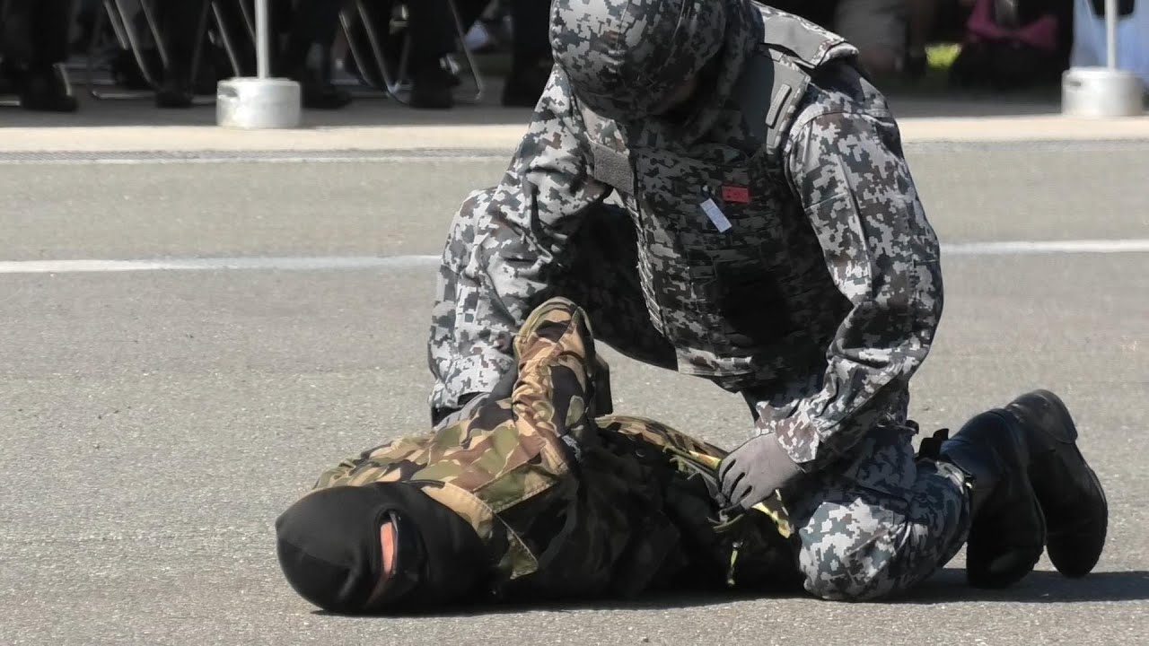 基地に侵入した不審者がポケットに隠し持っていたのは？【改】饗庭野分屯基地開設50周年記念祭 / A Japanese soldier defeats a suspicious person!