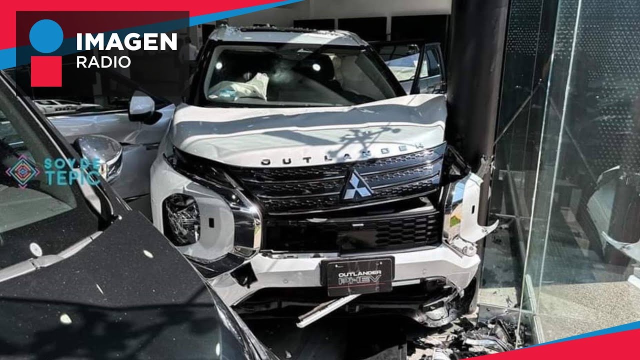 Mujer probaba una camioneta nueva y la destroza sin salir de la agencia