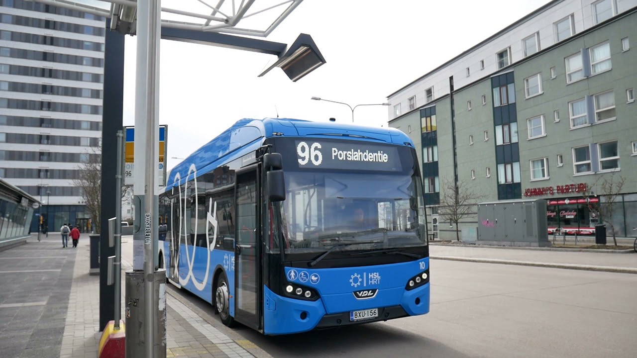 Sähköbussi latauksessa Vuosaaressa