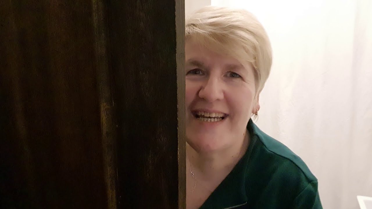 Hinter-der-Tür-hervor-lachen | Lachen ohne Grund