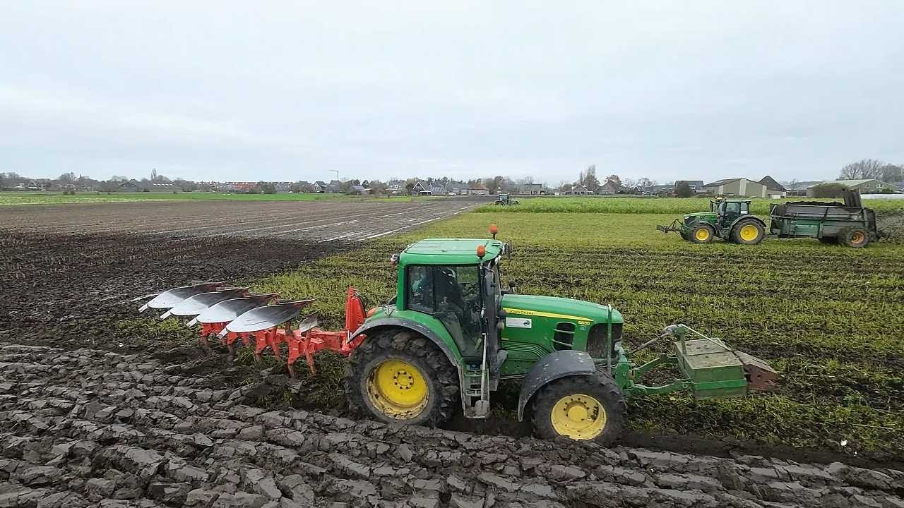 Loonbedrijf Kees Bakker aan het klepelen, ploegen en vaste mest aan het strooien.