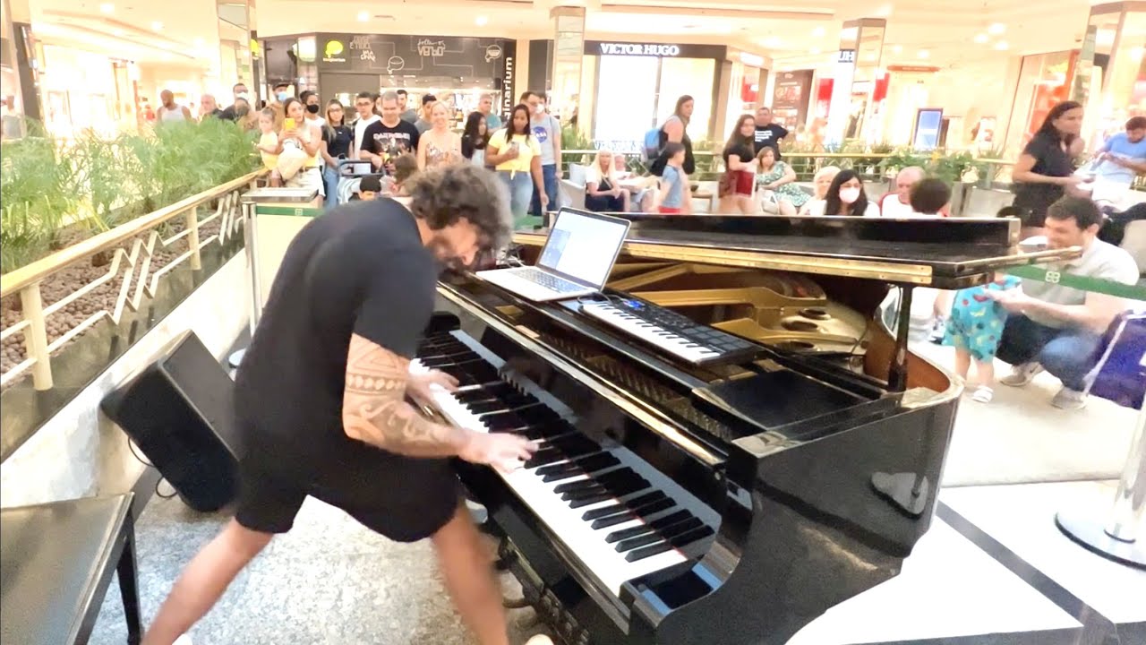 Sweet Dreams Eurythmics (Piano Shopping Mall)