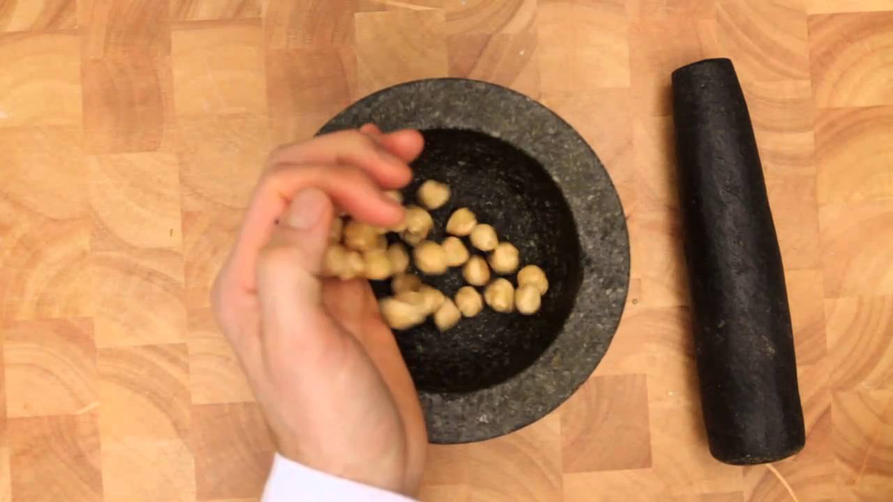 Vijzelen met een granieten vijzel - Allerhande