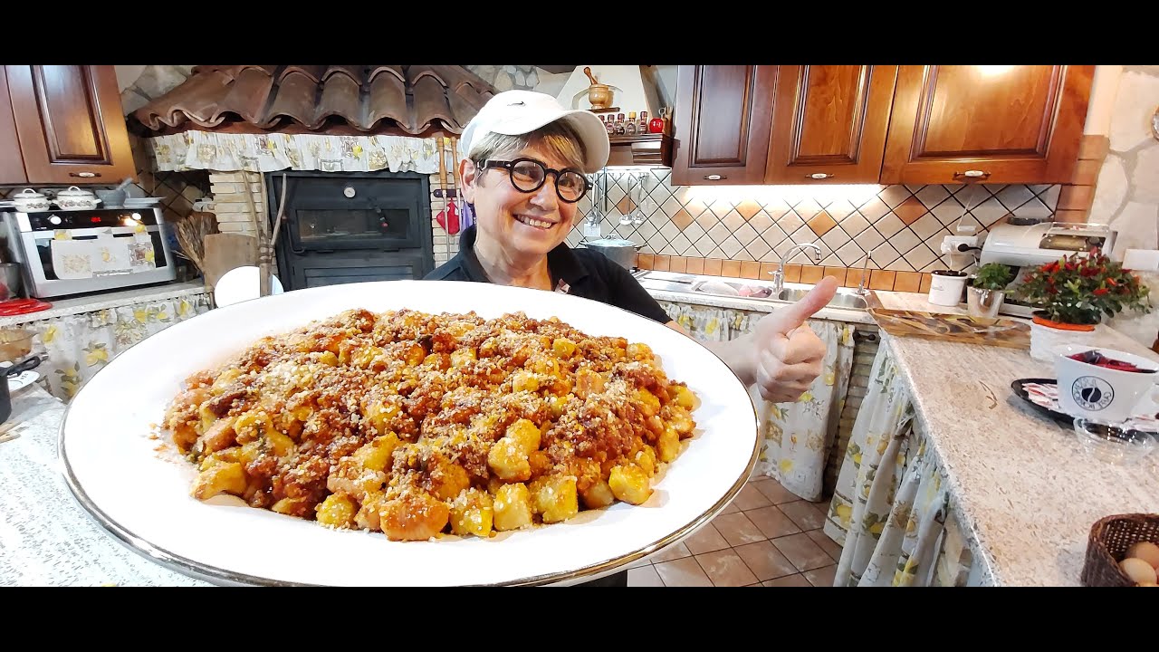 Gnocchi di patate classiche, con  barbabietola, la curcuma al ragù. Facili semplici e leggeri