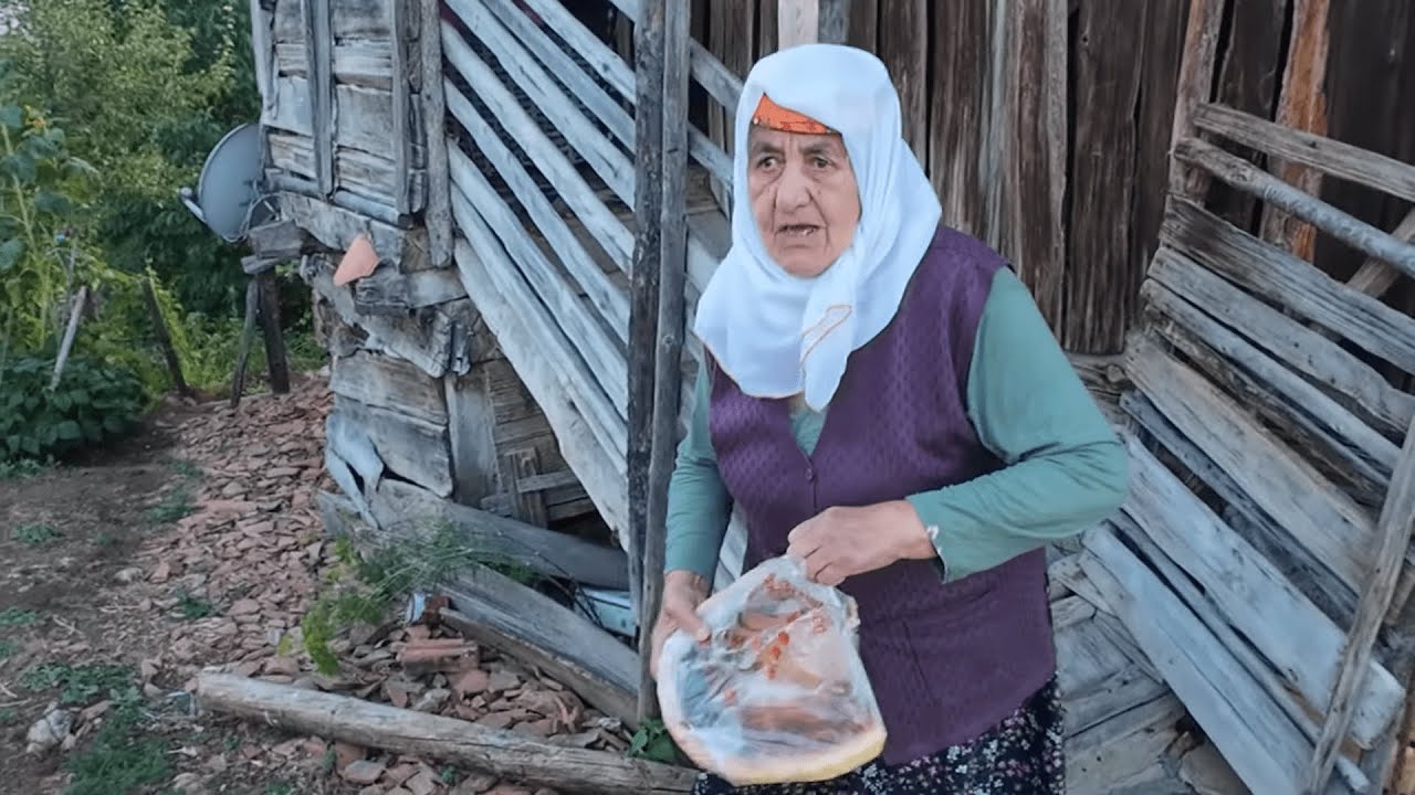 HOCAKÖYÜ 'NDE KAHVALTI , TARLA VE 100 YAŞINDAKİ NİNEMİZ.