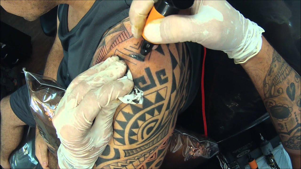 132 Nélio Cadar tatuando Maori 3/4 Luciano