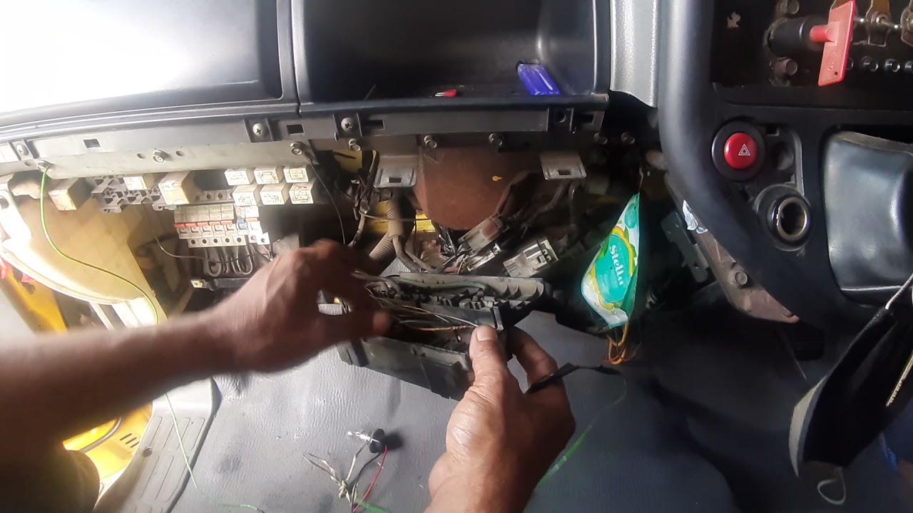 Ganti tempat sekring lampu seri