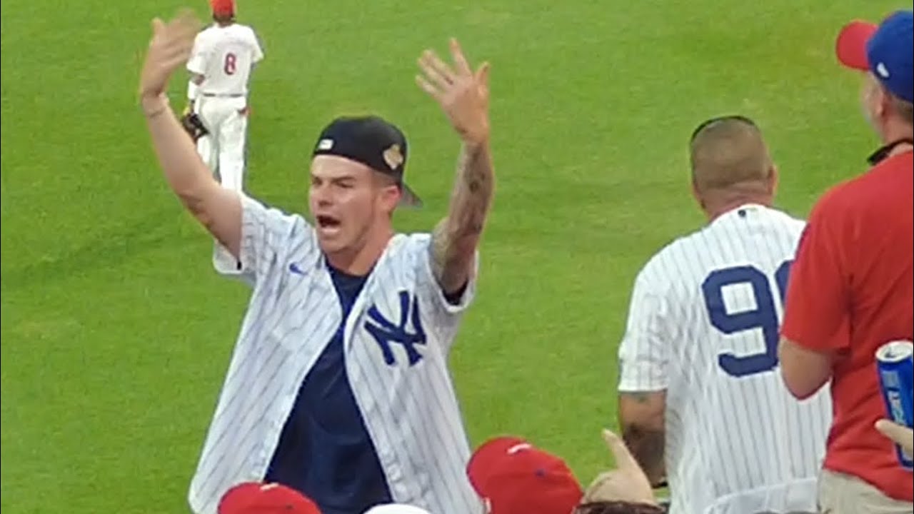 YANKEES FANS INVADE PHILLIES STADIUM