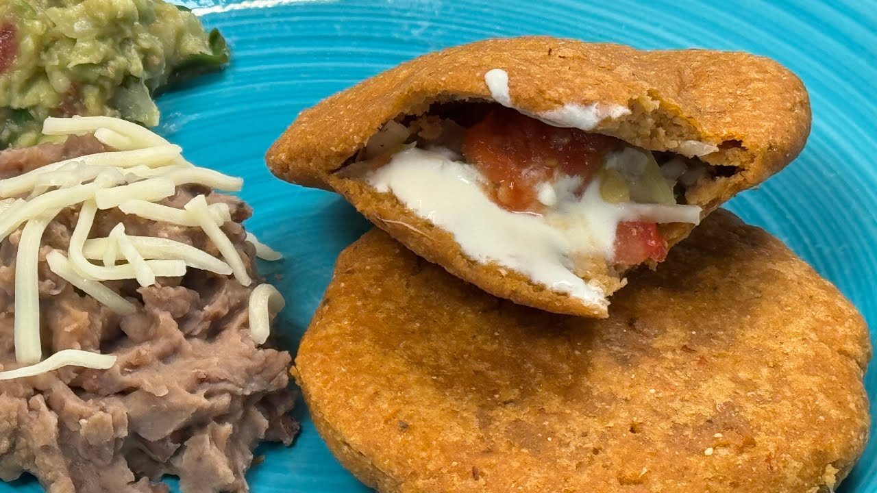 Gorditas chicharrón (mexikanische ￼Teigtaschen mit knusprigem Schweinebauch)