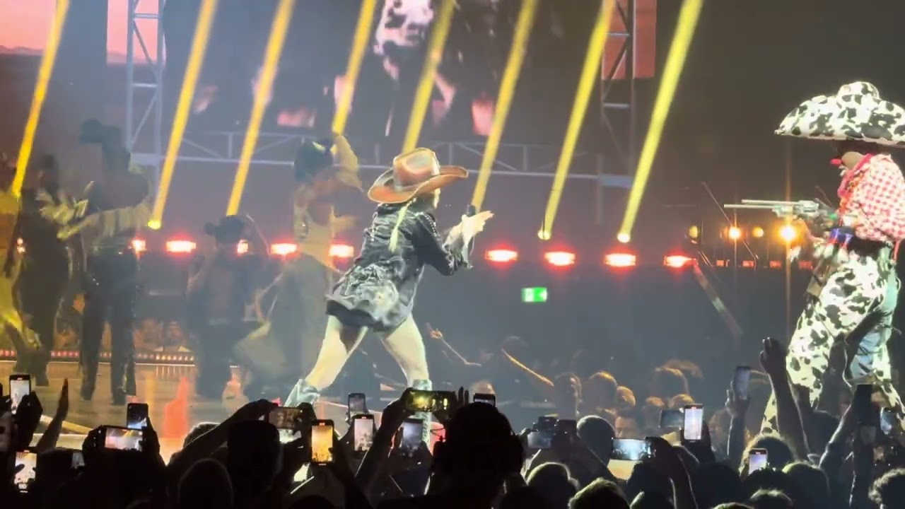 Madonna live 29.11.2023 in der Mercedes -Benz Arena Berlin Part 6