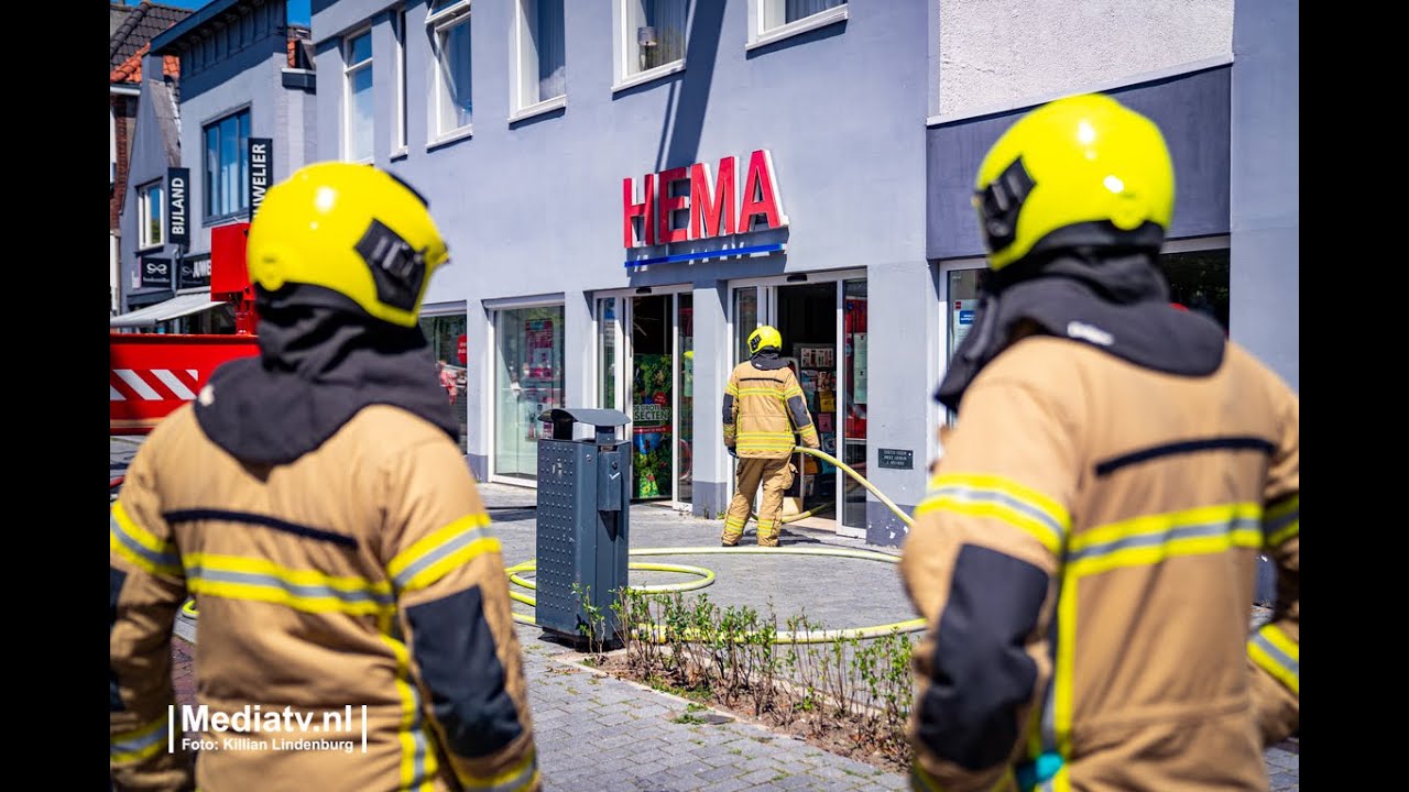 Veel rookontwikkeling bij grote brand in Hema Oost-Voorstraat Oud-Beijerland
