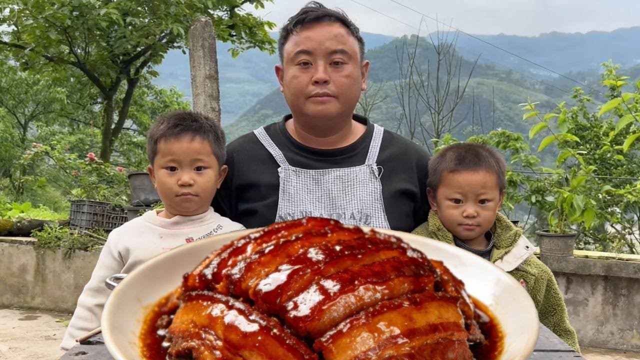 懂事儿子心疼干活的爸爸，不仅会帮爸爸一起做豆花，还记得给奶奶买礼物！！