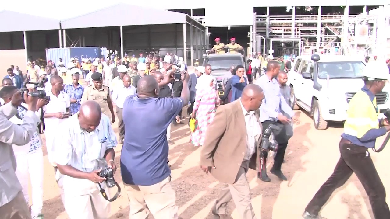 Majaliwa atinga mgodini Buzwagi, aondoka na mchanga