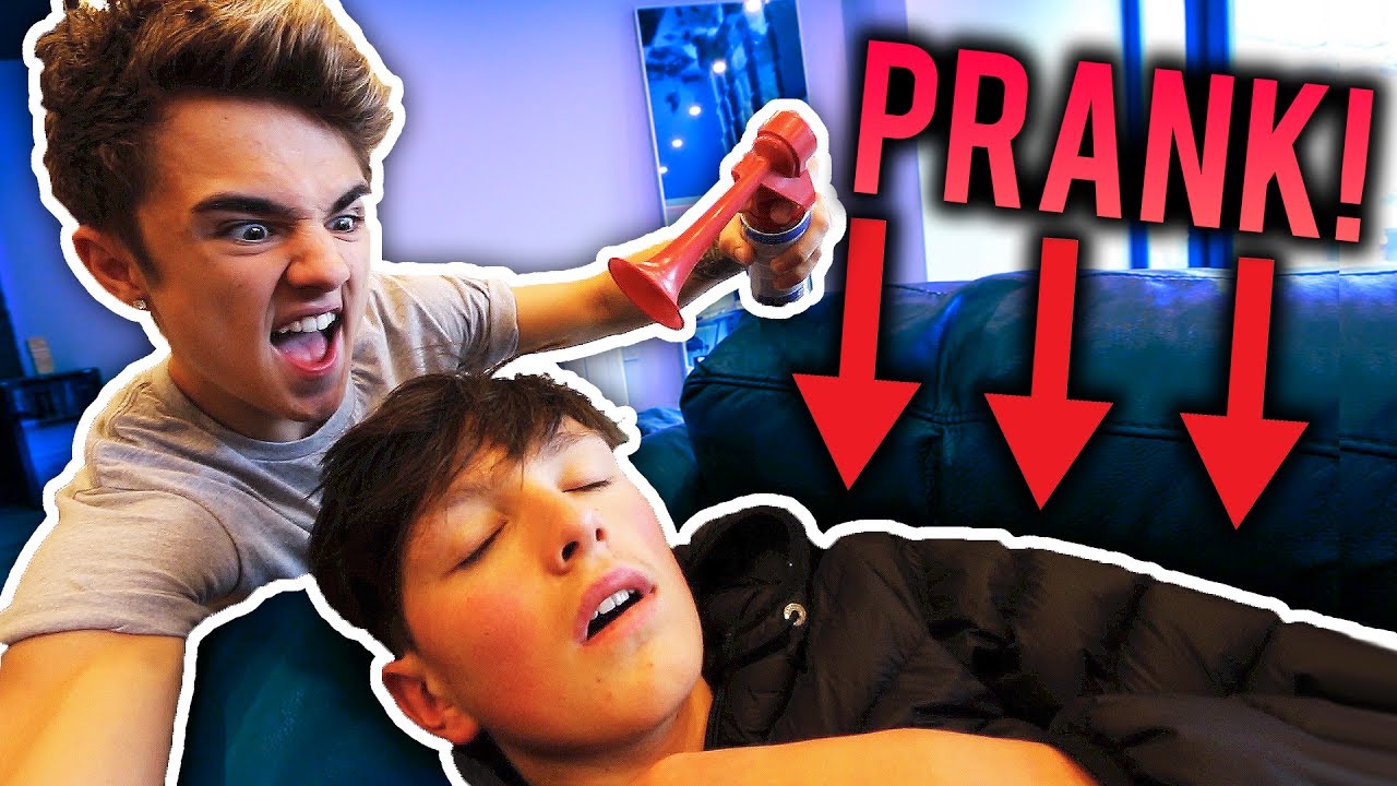 AIR HORN WAKE UP PRANK ON MORGZ!!! (PRANK WARS)