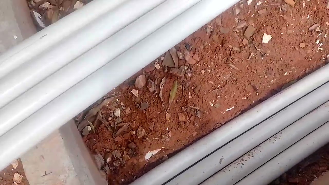 Fazendo a escavação para uma caixa de gordura.