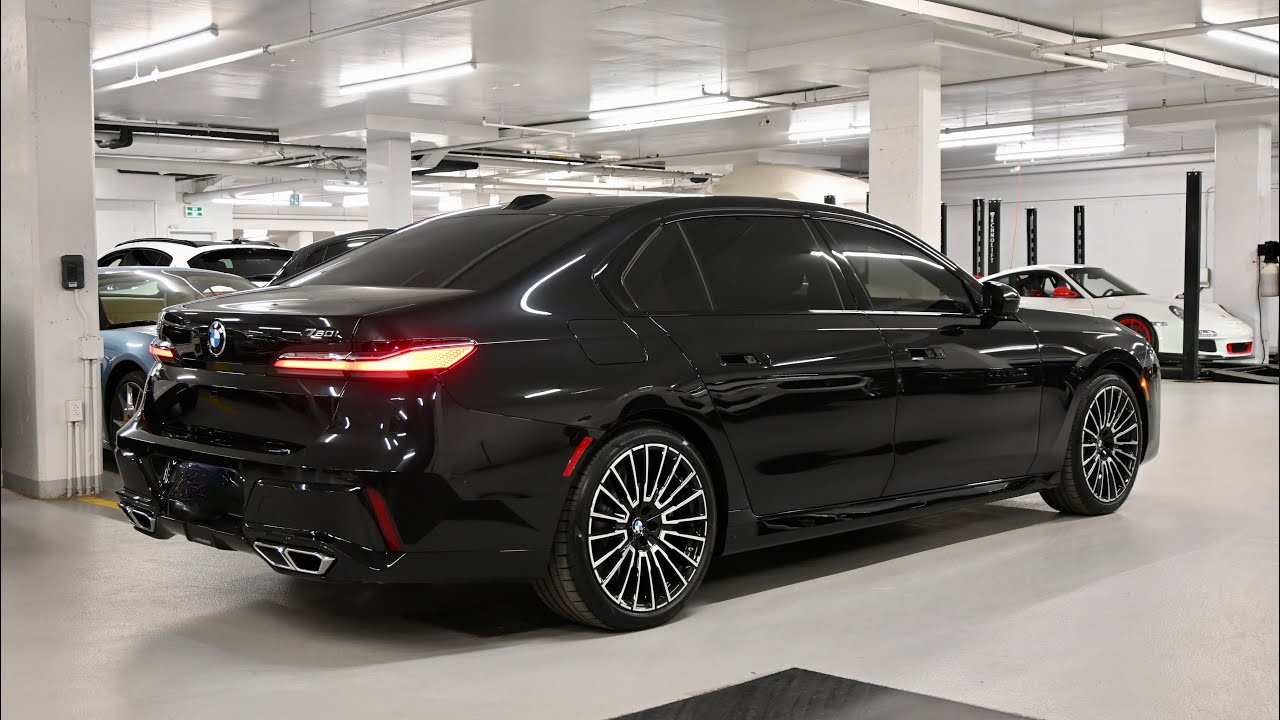 2025 BMW 760i xDrive - Walkaround + Revs in 4k
