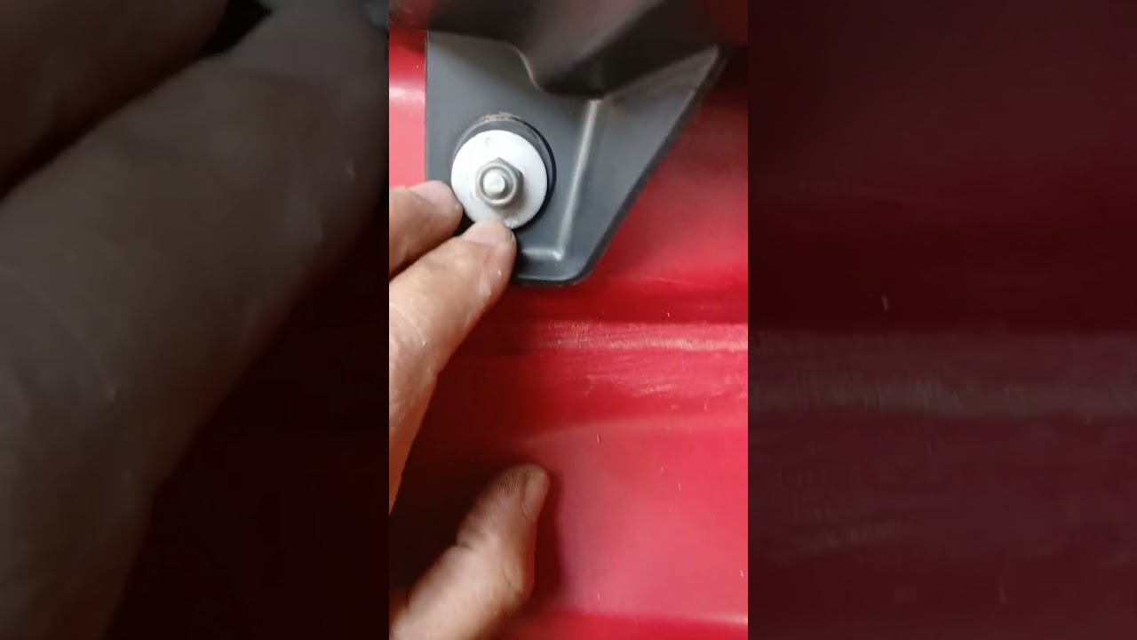 Regulando o alinhamento do parachoque traseiro CITROEN C4 HACHT