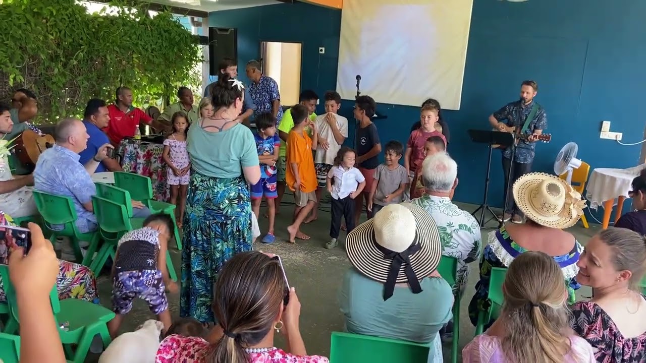 ÉQUIPE MISSIONNAIRE AMÉRICAINE AG prestation avec nos enfants de l’Eglise de Maatea