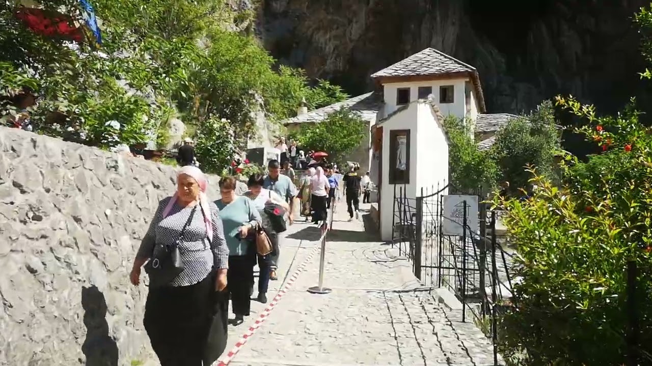 Rijeka vjernika se slijeva na vrelo Bune u Blagaju