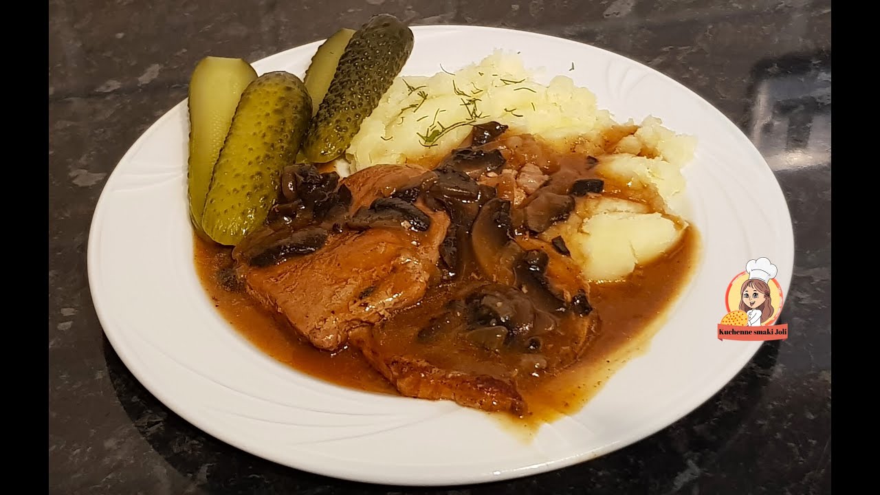 Schab w sosie własnym z pieczarkami i cebulą / Pork loin in its own sauce with mushrooms and onion.