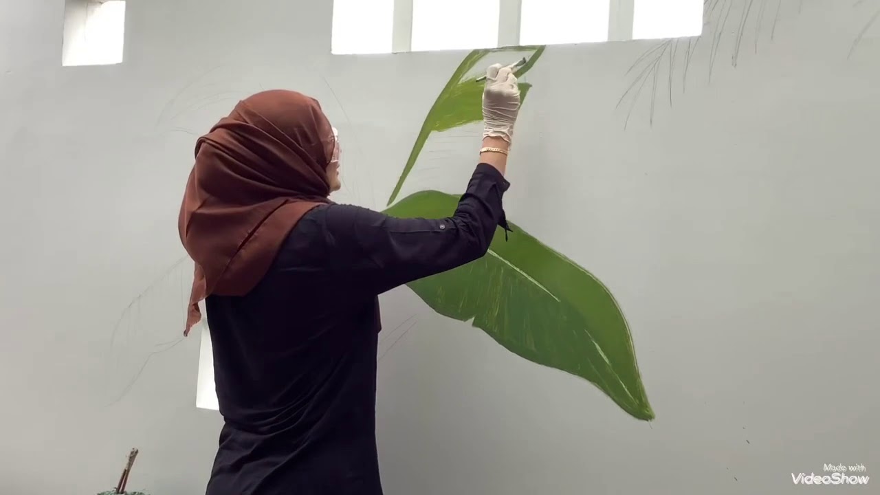 Natalie sarah Bikin Mural di Tembok Rumah.