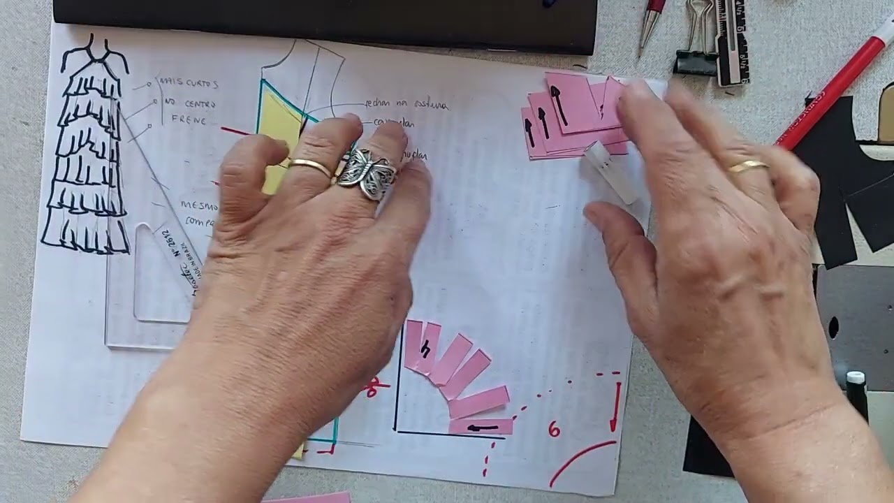 vestido de babados com camadas em godê  base evasê 