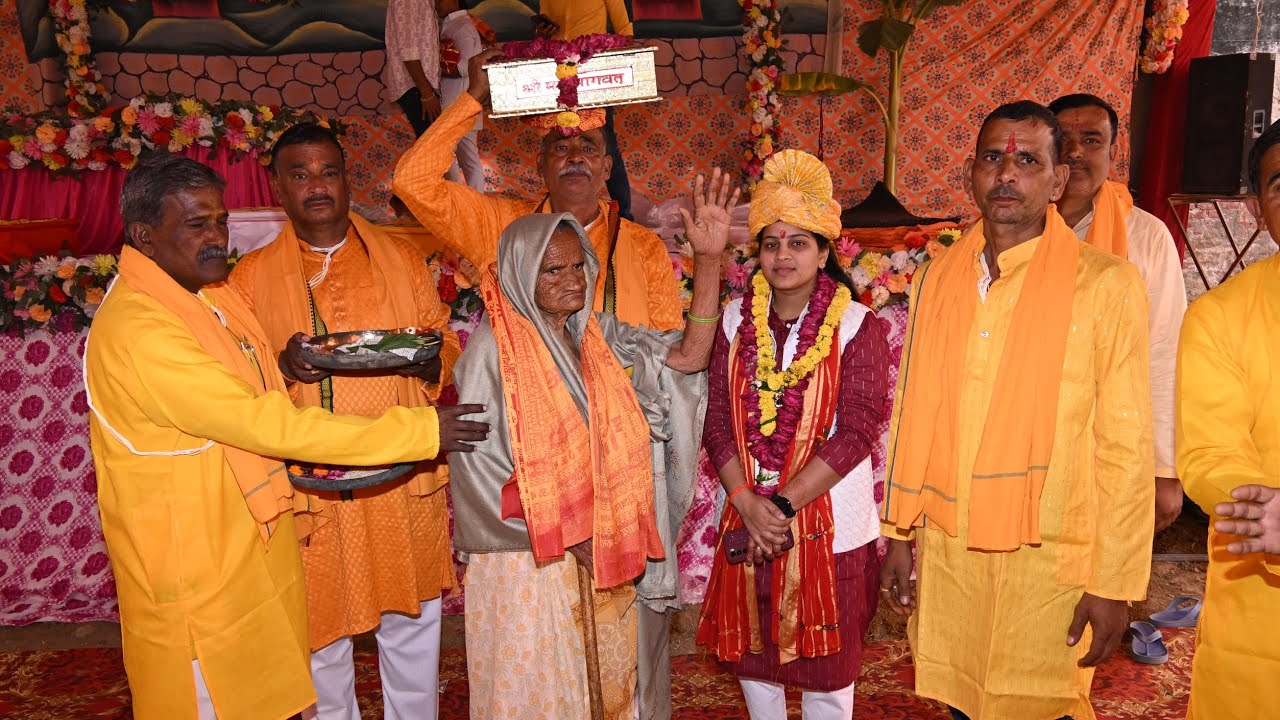  सुपरस्टार लक्ष्मी शास्त्री ग्राम कुआं खेड़ा,यह भागवत कथा आप देख रहे हैं